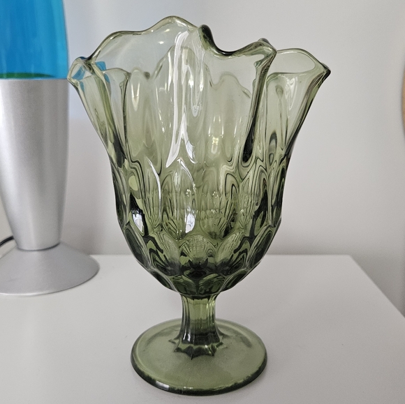 Fenton Colonial Green Glass Handkerchief Vase - Picture 4 of 8